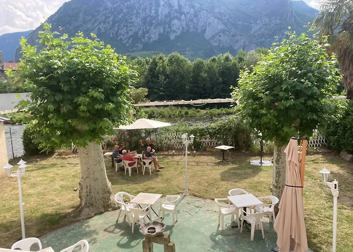 Hotel Logis Restaurant De La Poste 2*